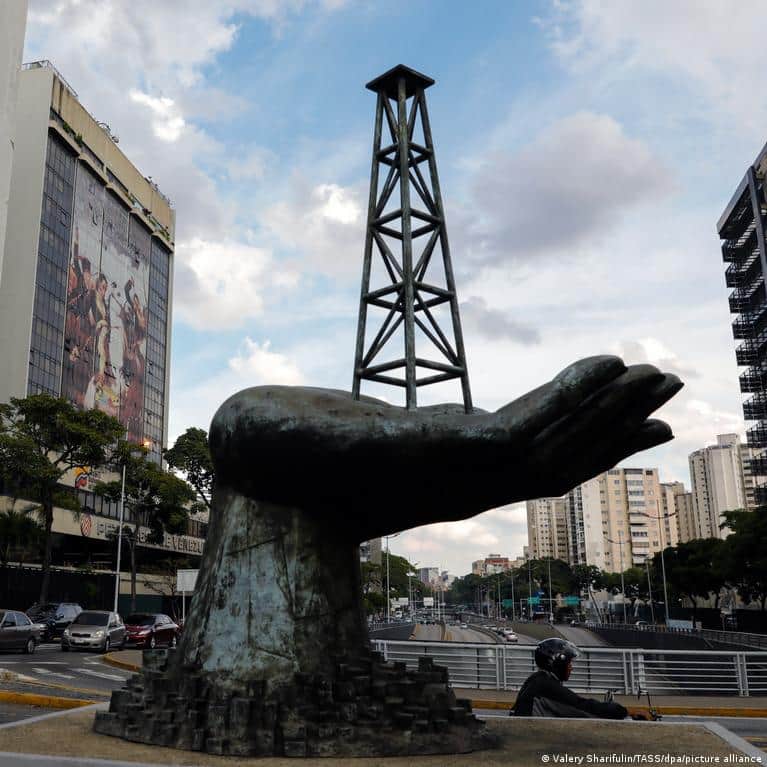 Venezuela: Trump announces plan to get up to 50M oil barrels