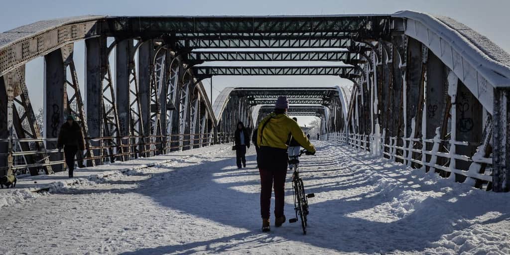 EN DIRECT, neige et verglas : le ministre des transport conseille d’éviter les déplacements en Ile-de-France ; des transports scolaires suspendus dans de nombreux départements