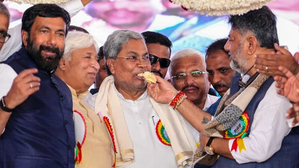Siddaramaiah makes history as Karnataka’s longest serving CM, but Yediyurappa takes a ‘Devaraj Urs’ swipe