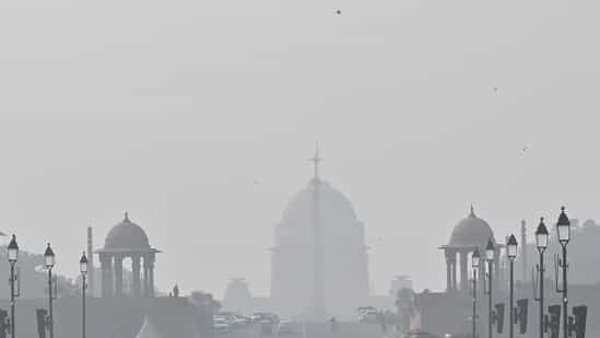 Delhi air remains 'poor' with AQI 277, smog covers city as winter chill persists
