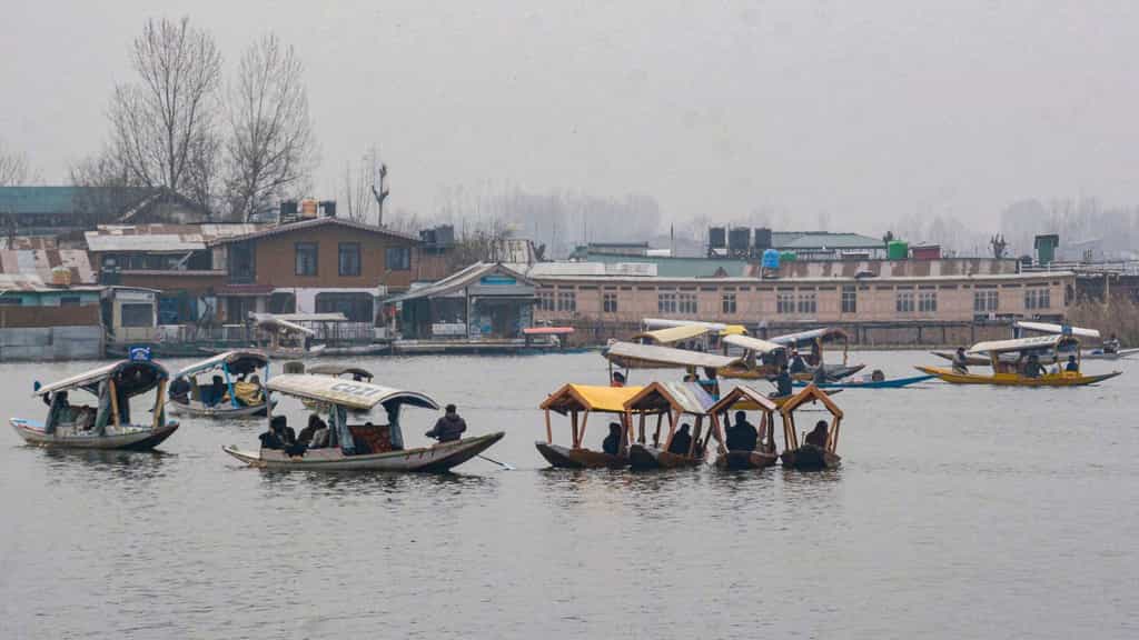 Cold conditions intensify in Kashmir; fringes of several water bodies freeze