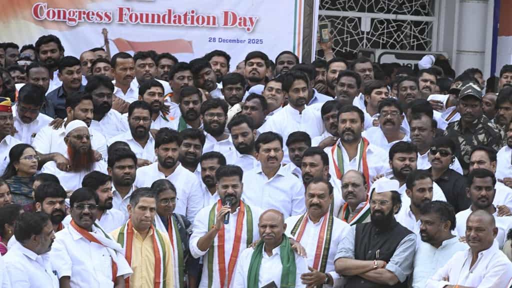 Telangana-wide agitation against changes to MGNREGS; Sonia, Rahul and Priyanka Gandhi to be invited
