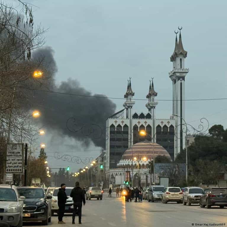 Syria: Thousands flee Aleppo fighting between army, Kurds