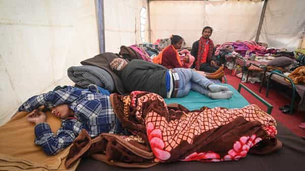 Delhi sees coldest January morning in 2 years as mercury hits 4.6°C; AQI remains 'very poor', IMD issues fog alert | Today News