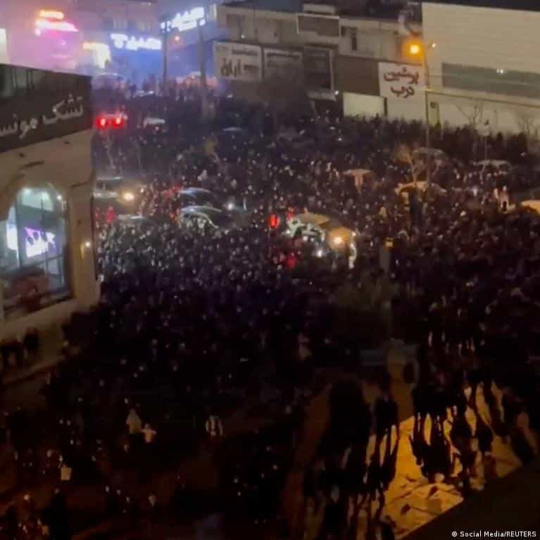 Iran: Protests continue amid internet shutdown