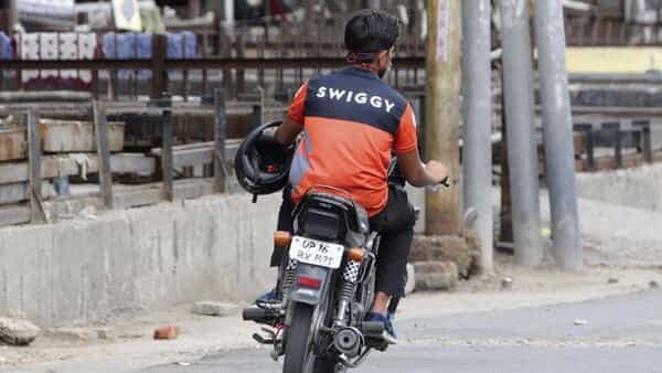 Swiggy worker's near-fatal fall from moving train caught on camera; viral video raises alarm over ‘10-minute delivery’ | Today News