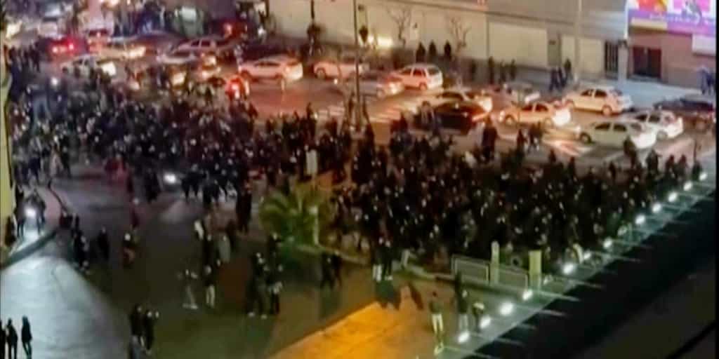 En Iran, la contestation se poursuit à Téhéran et dans plusieurs villes samedi soir ; Donald Trump met en garde le régime contre la possible répression