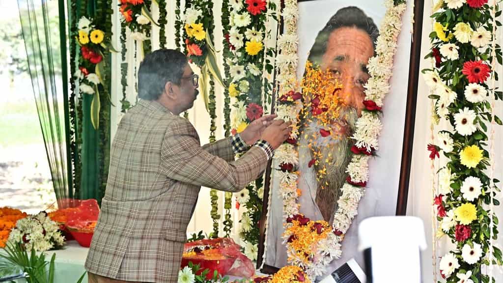 Hemant Soren cherishes memories of late Shibu Soren on 82nd birth anniversary