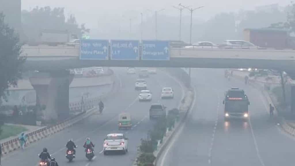 Delhi shivers as temperature drops to 4 degrees Celsius, cold wave to persist