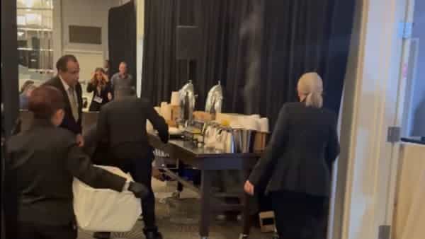 Fire scare as smoke erupts in Golden Globes backstage press room | Video | Today News
