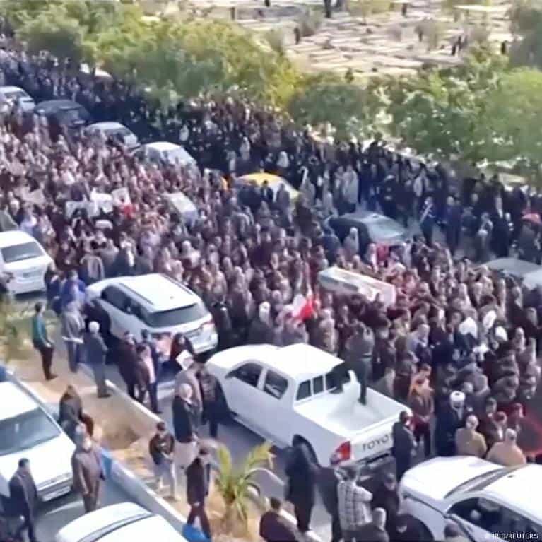 Iran protests: Tehran ready for 'war and dialogue' with US