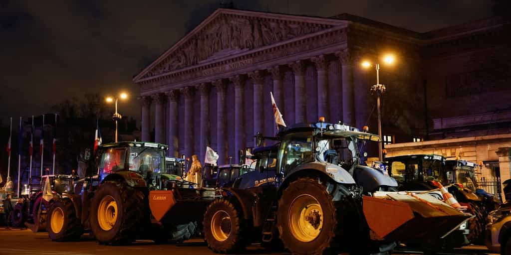 EN DIRECT, colère des agriculteurs : 150 tracteurs sont entrés dans Paris, le barrage de l’A64 en cours de démantèlement