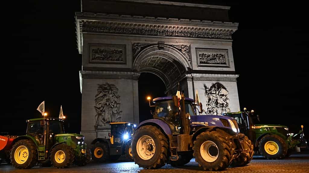 Hundreds of tractors rumble through Paris in EU-Mercosur deal protest