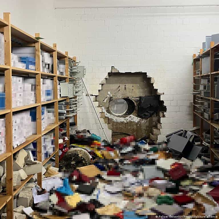 Germany: Gelsenkirchen bank thieves used 'manipulated' door