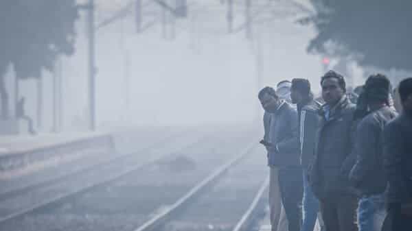 Delhi weather today: IMD predicts cold wave for 2 more days; dense fog envelopes Capital city. Flight ops impacted? | Today News