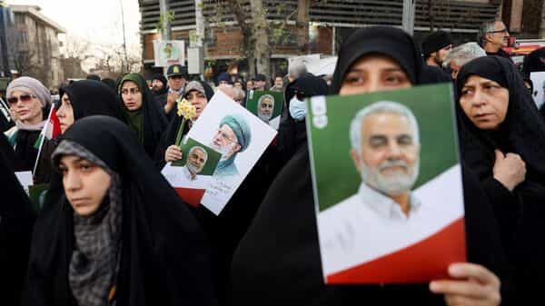 US pulls some personnel from Middle East bases amid Iran warning of strikes if Washington intervenes | Today News