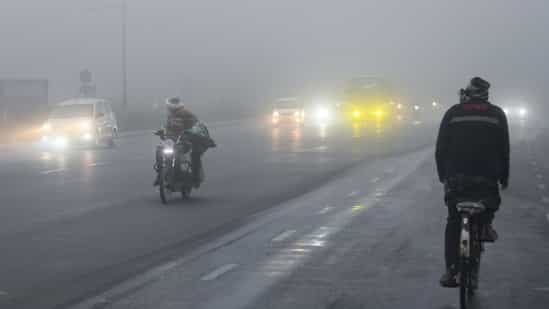 Delhi records coldest night in 3 years at 2.9°C; dense fog blankets city